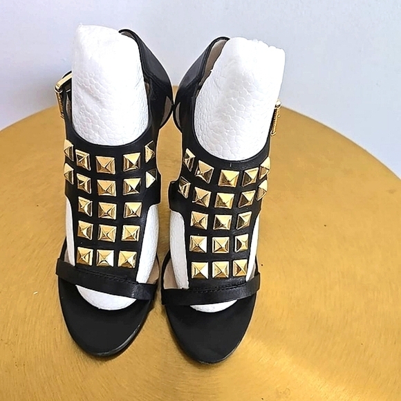 Micheal Kors Black Leather Heel With Gold Tone Embellishment Size 6.5M 🌴 - Picture 2 of 9
